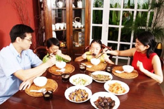 Cách bố trí môi trường dùng bữa trong gia đình