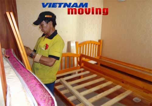 Kỹ thuật tháo lắp bàn làm việc chuyên nghiệp của VietNam Moving
