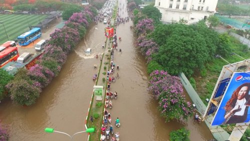 Ngập nước tại Hà Nội, nỗi ám ảnh của dịch vụ chuyển văn phòng.