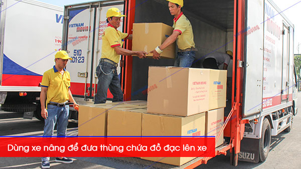 chuyen van phong- Sử dụng xe nâng để dễ dàng đưa các thùng lên xe, đảm bảo an toàn cho đồ đạc trong thùng