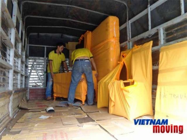 Cho thuê xe tải quận Thanh Xuân, Hà Nội chở hàng tận nơi giá tốt hình nhân viên chuyển hàng